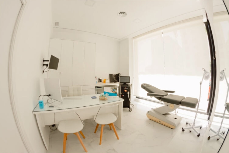 Consulta medicina estética en La Vega Clinic, Almería