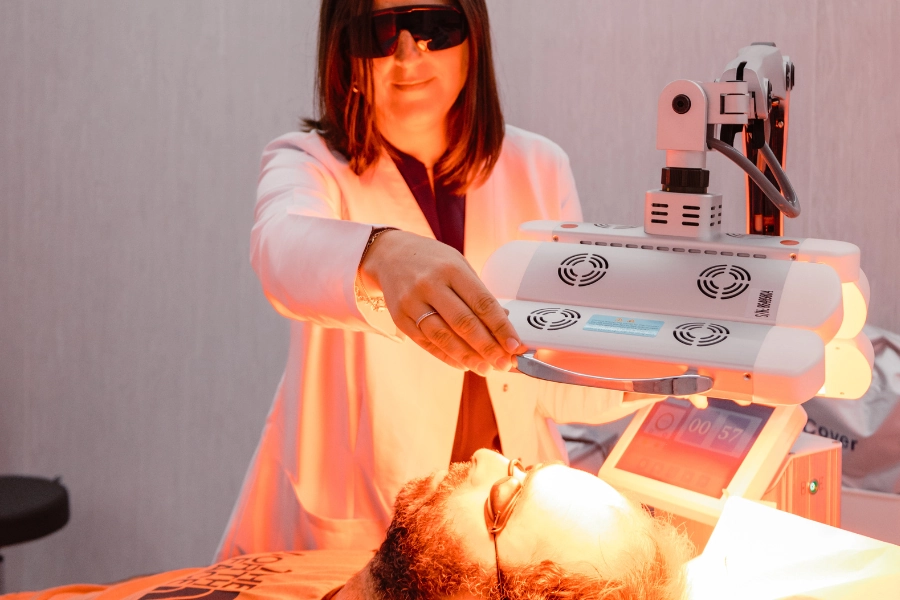 Tratamiento de medicina estética capilar en Almería con La Vega Clinic